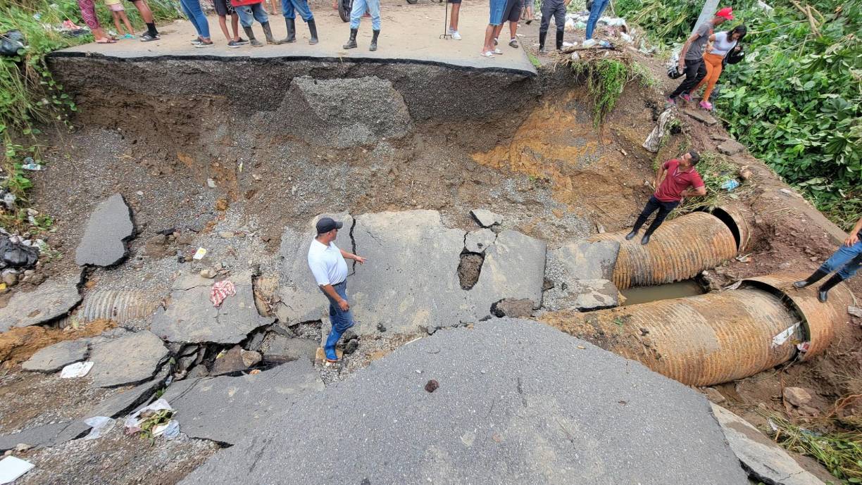 “Ya estamos en (Agua Caliente, Olanchito, Yoro) esperando pronto se restablezca el paso, gracias presidenta Xiomara Castro de Zelaya por el enorme apoyo”, escribió el diputado en su cuenta de Facebook. 