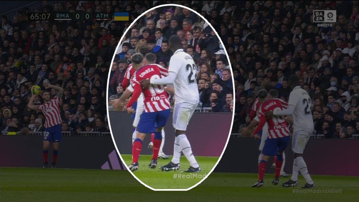 En la segunda parte, el argentino Ángel Correa le dio este codazo al alemán Antonio Rüdiger y se fue expulsado.