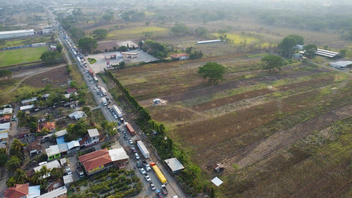 <b>Utilizar herramientas como la aplicación Waze para dimensionar el tamaño del tráfico son de gran ayuda, sobre todo para saber cuánto miden las filas a lo largo del trayecto. Aquí la fila desde más arriba con el drone, que evidencia lo complicado que es pasar a La Entrada, Copán.</b>