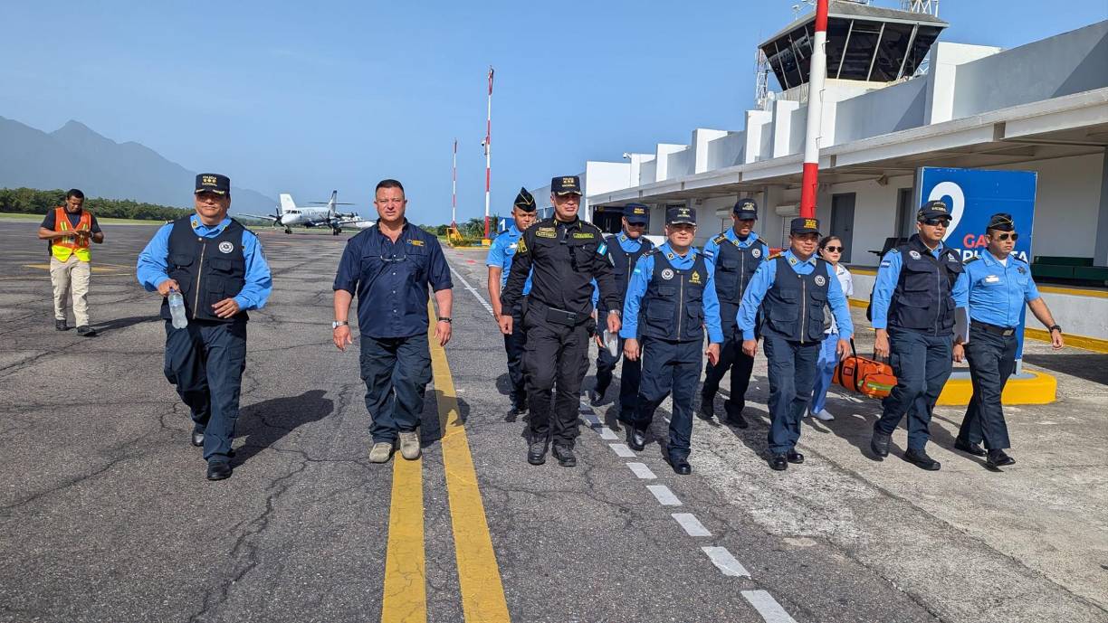 El bimotor Let 410, con registro PN-003, hizo una parada técnica en la ciudad de La Ceiba, Atlántida, para reabastecer el combustible necesario para completar su ruta hacia Santo Domingo, capital de República Dominicana.