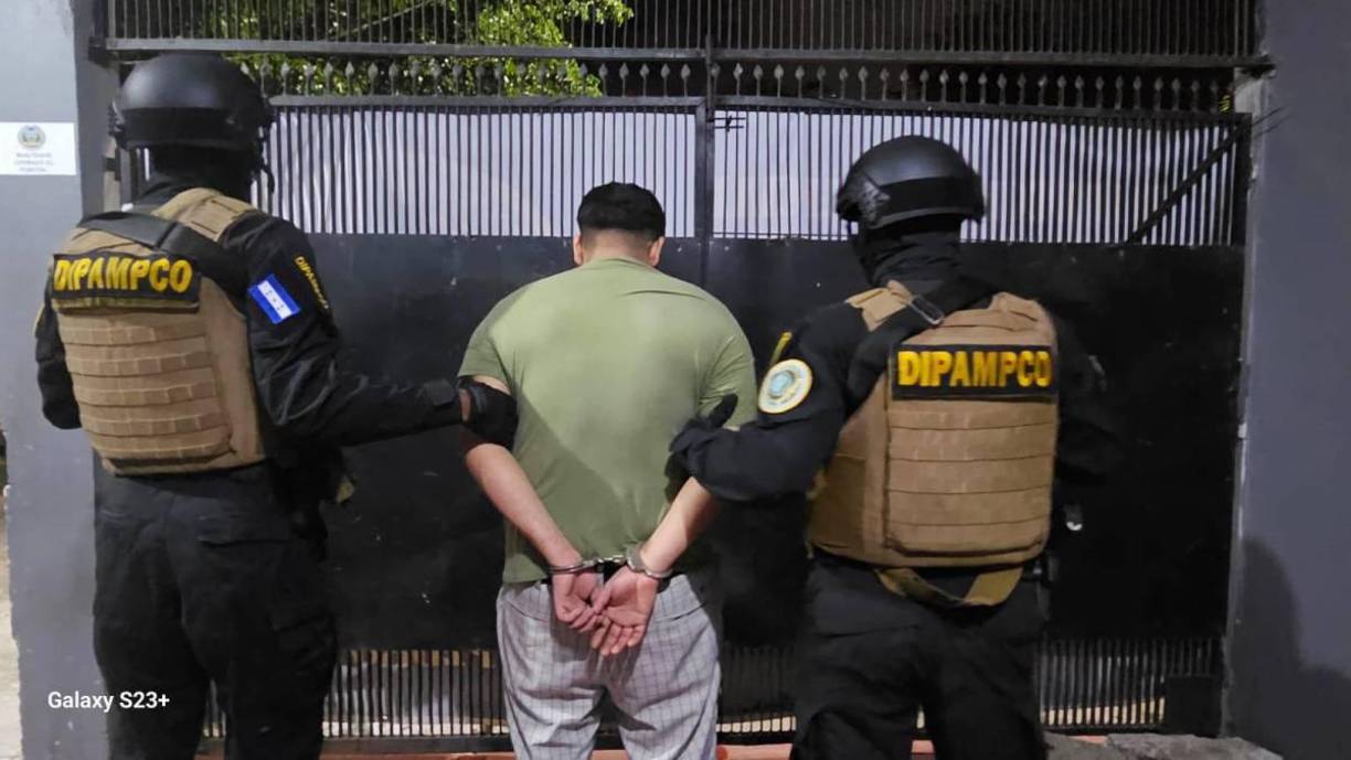 Johan Alvarado también fue detenido por el delito de robo en barrio El Centro, San Pedro Sula, Cortés, en fecha 01/01/2017.