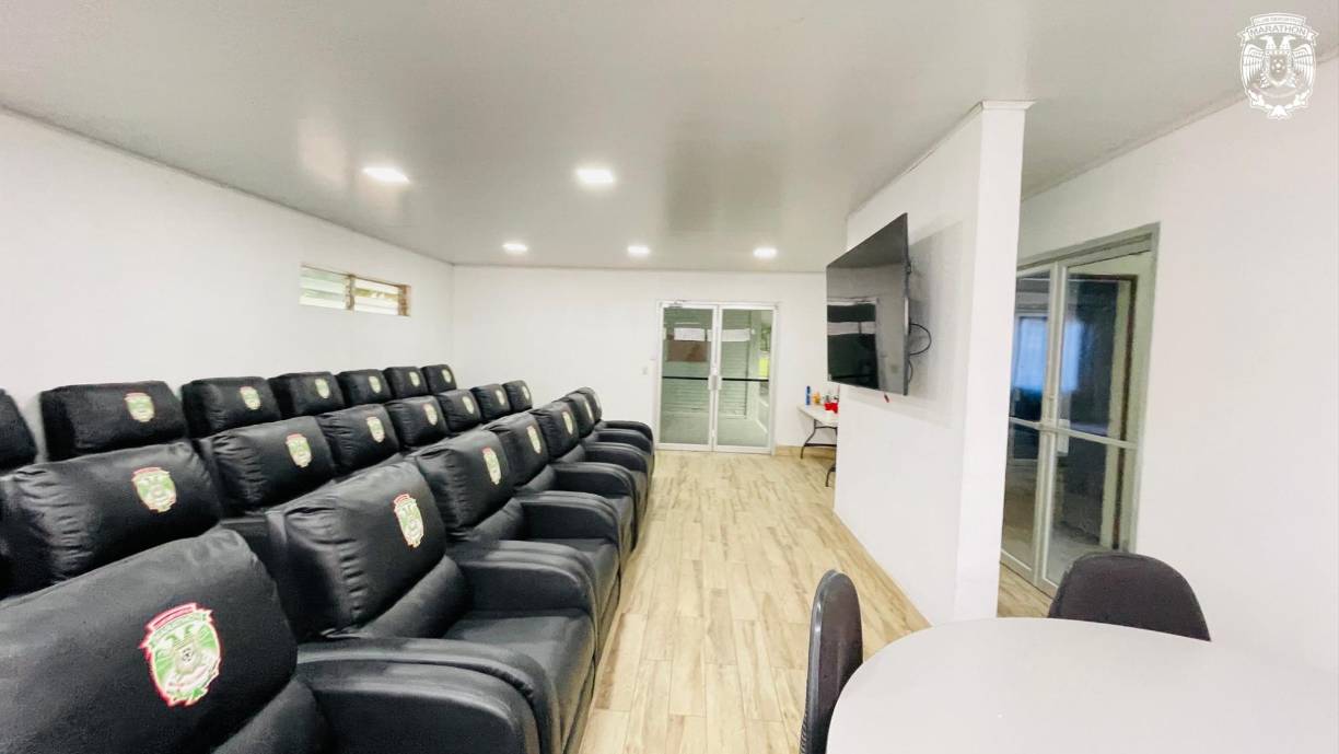 El Marathón también cuenta con una sala audiovisual con asientos de cuero, pantalla digital y aire acondicionado. Aquí analizan a los rivales que les toca enfrentar.