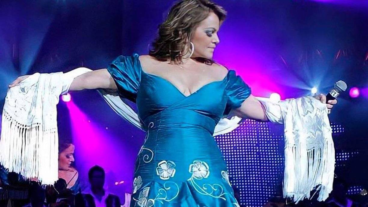 La angustia de Lupillo Rivera llegó a su fin cuando un grupo de forenses en México confirmó el hallazgo de los restos del avión donde viajaba Jenni Rivera. Lupillo visitó el lugar del accidente y encontró una bolsa con dinero triturado y una biblia quemada, objetos que interpretó como una señal de la muerte de su hermana. 