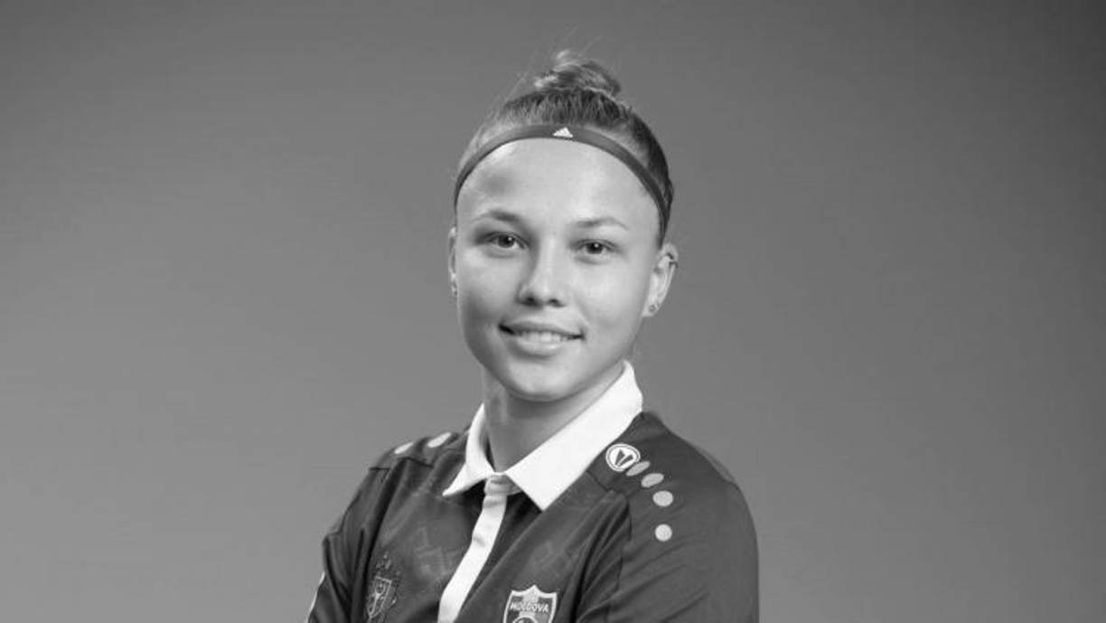 Ganó las Copas de Moldavia y Rumanía con Alga Tiraspol y Vasas Femenina respectivamente al principio de su carrera. 