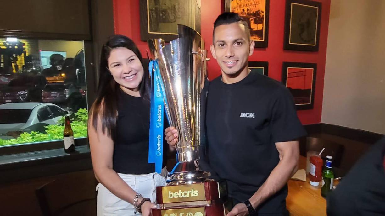 Edwin Rodríguez junto a su novia en la celebración. La chica es hermana de la novia de Carlos Pineda.