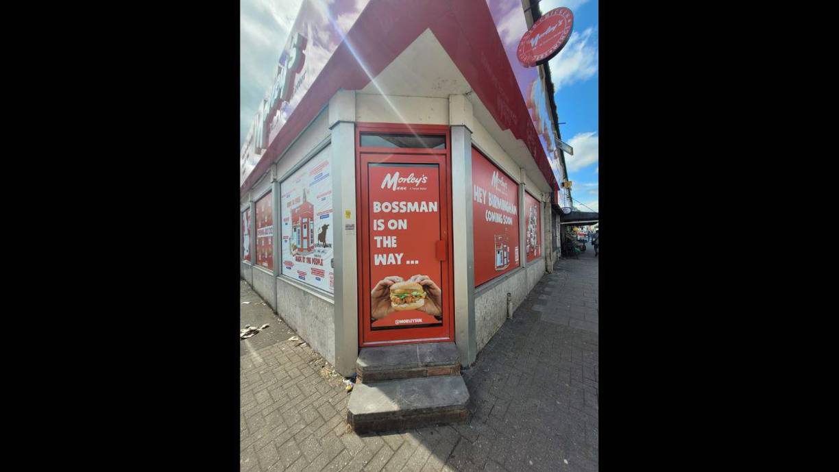 “Soy el jugador más joven de la historia del Liverpool, pero 10 años después tengo una tienda de Pollo Frito en Birmingham después de que mi último club me despidió”, señaló Sinclarir en declaraciones brindadas al The Sun.