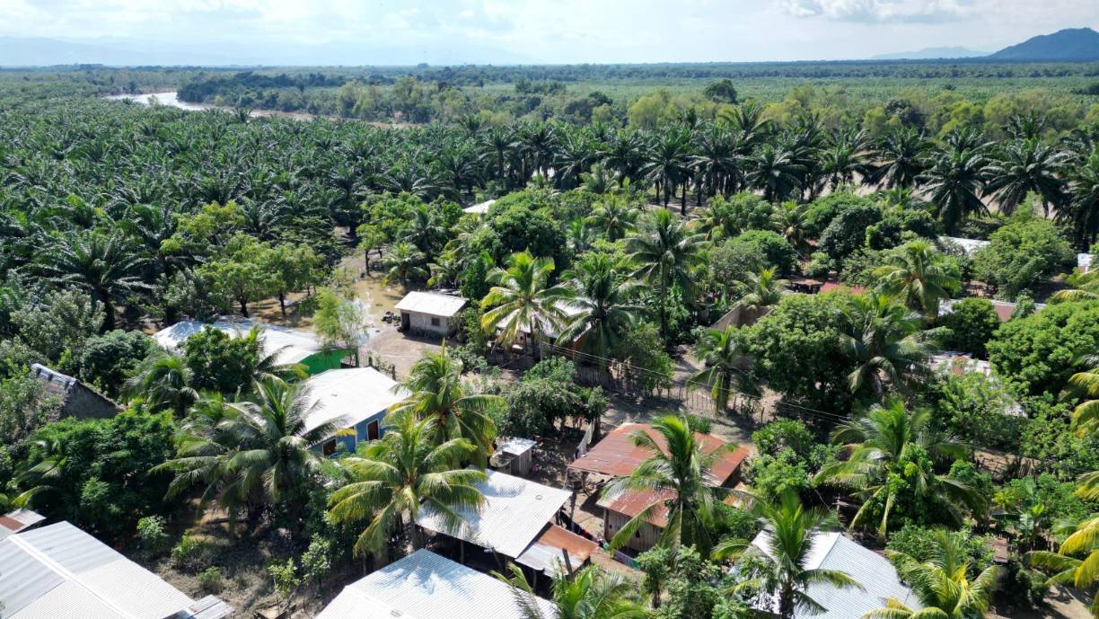 Casas cubiertas por el agua en las aldeas de Babilonia y Miramontes, reflejo de la magnitud del desastre.