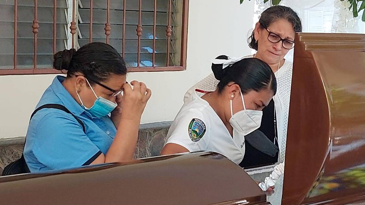 Los restos mortales del doctor José Luis Mendoza están siendo velados en la casa de sus padres en Santa Bárbara.