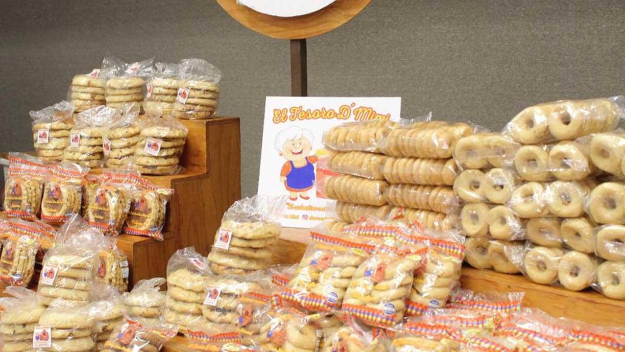 Desde café de las regiones de copan hasta ropa y calzado lenca pueden encontrar los visitantes en el bazar del sábado en Expocentro. 