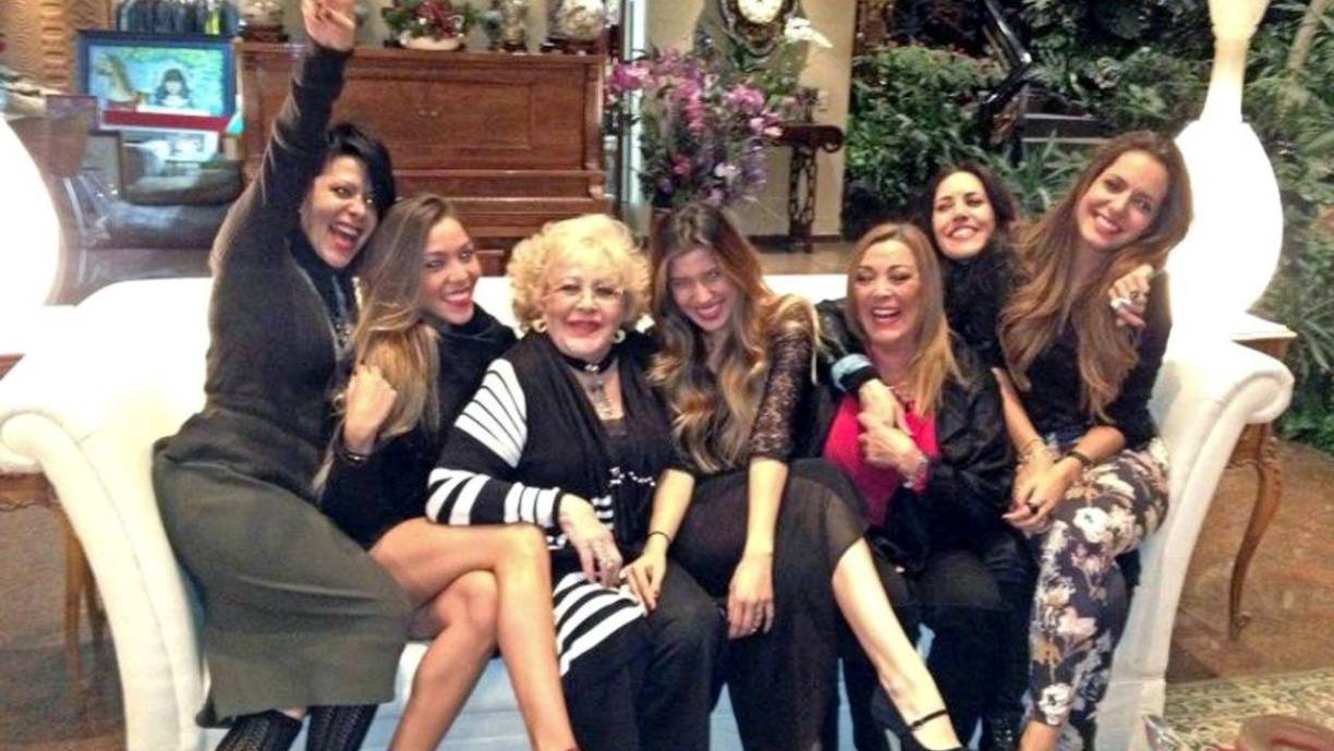 De igual forma incluiría a sus nietos (Stephanie Salas, Viridiana Frade, Frida Sofía, Schersa, Giordana y Apolo Guzmán) y a sus bisnietas (Michelle Salas y Camila Valero), quienes serían claves a la hora de administrar algunos bienes.