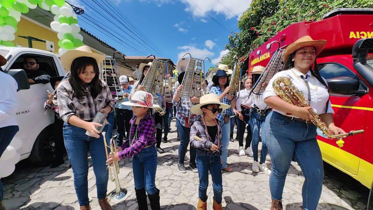 Ayer, las calles se llenaron de color y música con un impresionante <b>desfile de carrozas</b> empresariales.