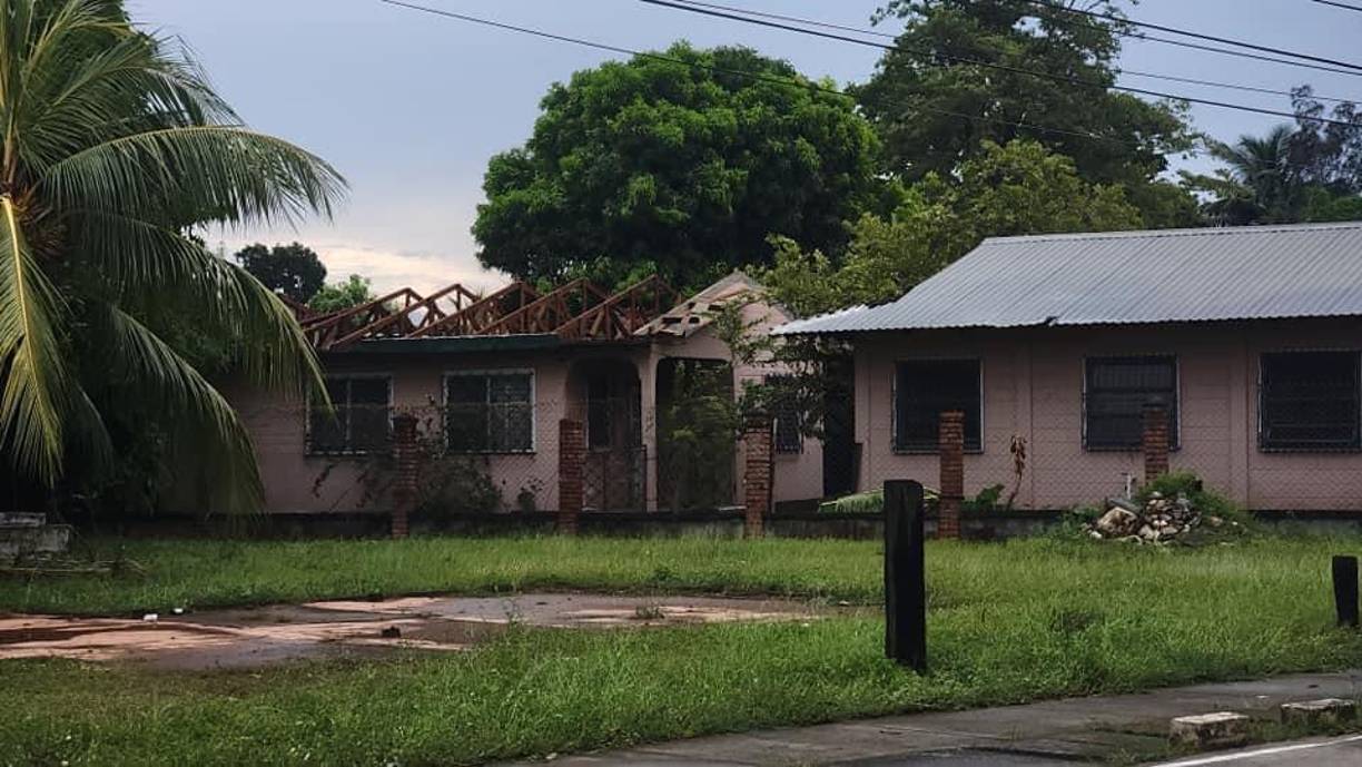 La tormenta que azotó el puerto no sólo trajo actividad eléctrica, sino también vientos huracanados.