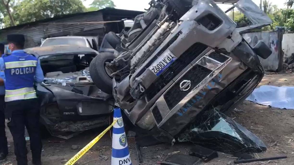 Las autoridades de la Dirección Nacional de Vialidad y Transporte buscan determinar si el accidente ocurrió por una falla mecánica o por exceso de velocidad del conductor de la unidad de transporte Los accidentes de tráfico representan la segunda causa de muertes violentas en Honduras, donde ninguna de sus carreteras es de alta velocidad.