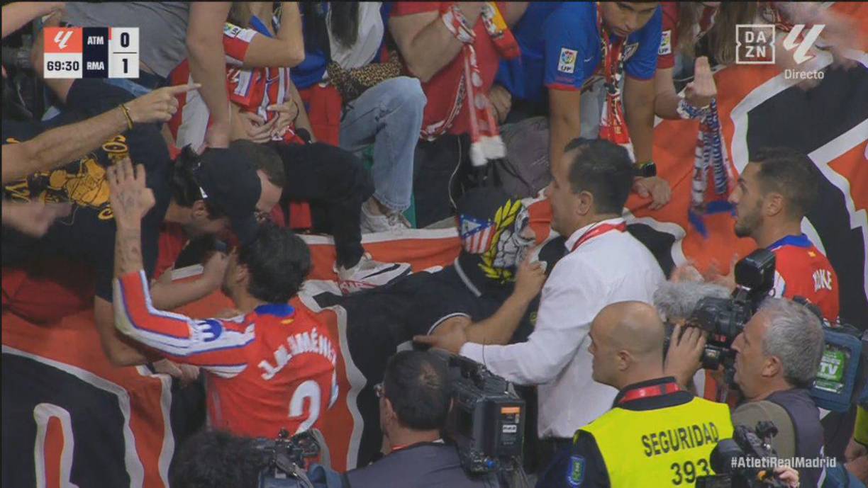 Algunos jugadores del Atlético de Madrid se fueron a charlar con aficionados encapuchados en el Fondo Sur del Cívitas Metropolitano.