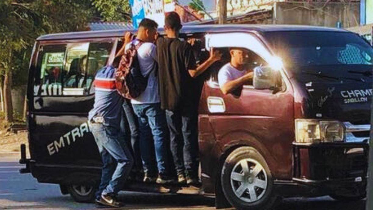 Aquí los imprudentes son todos. Estas postales son usuales casi a diario en los barrios y colonias sampedranos. Aunque el bus va lleno, la gente prefiere ir “colgada” y expuesta hasta a morir que llegar tarde a a su destino. Los conductores infringen la ley y coparticipan del riesgo por dejarlos ir de esa manera.