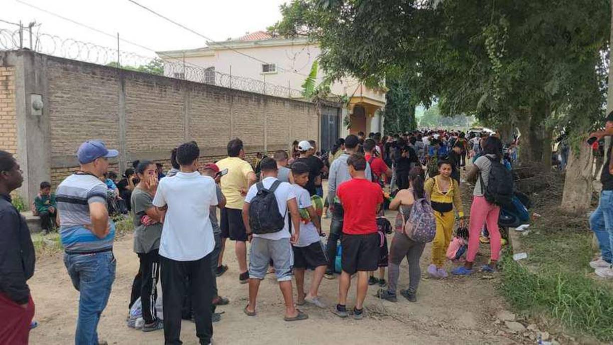  Las oficinas de migración en Danlí solo cuenta con tres ventanillas habilitadas para atender a los migrantes en tránsito, por lo que las personas tardan varios días en recibir su beneficio.