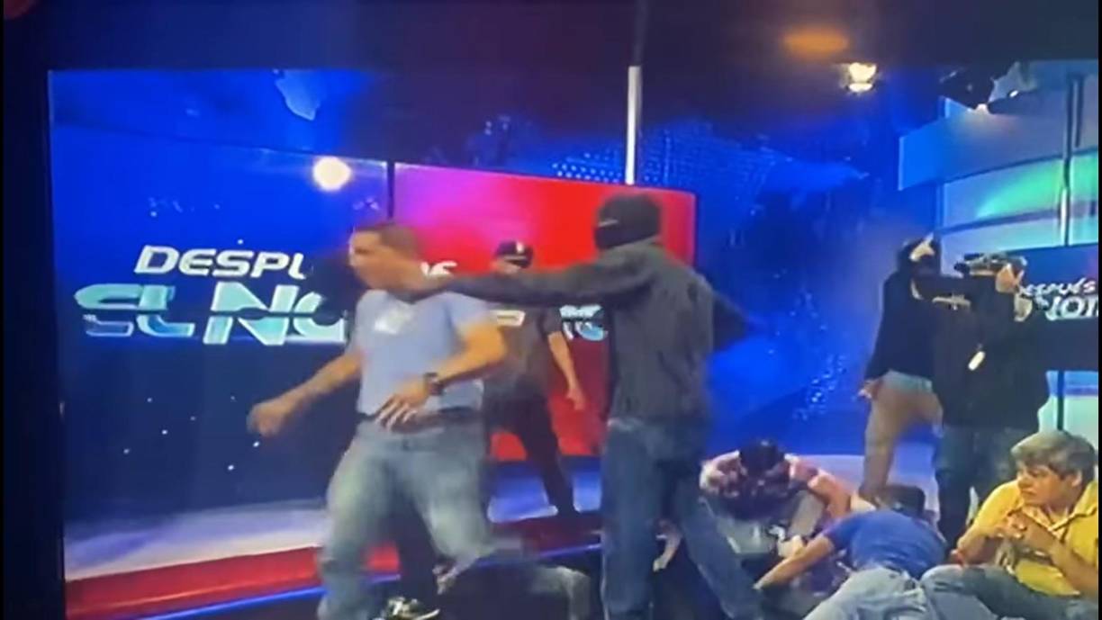 Las personas armadas mostraban su arsenal, hasta que las luces del set se apagaron. La señal en vivo continuó transmitiendo los disparos, gritos y lamentos que se escuchaban fuera de cámara. 