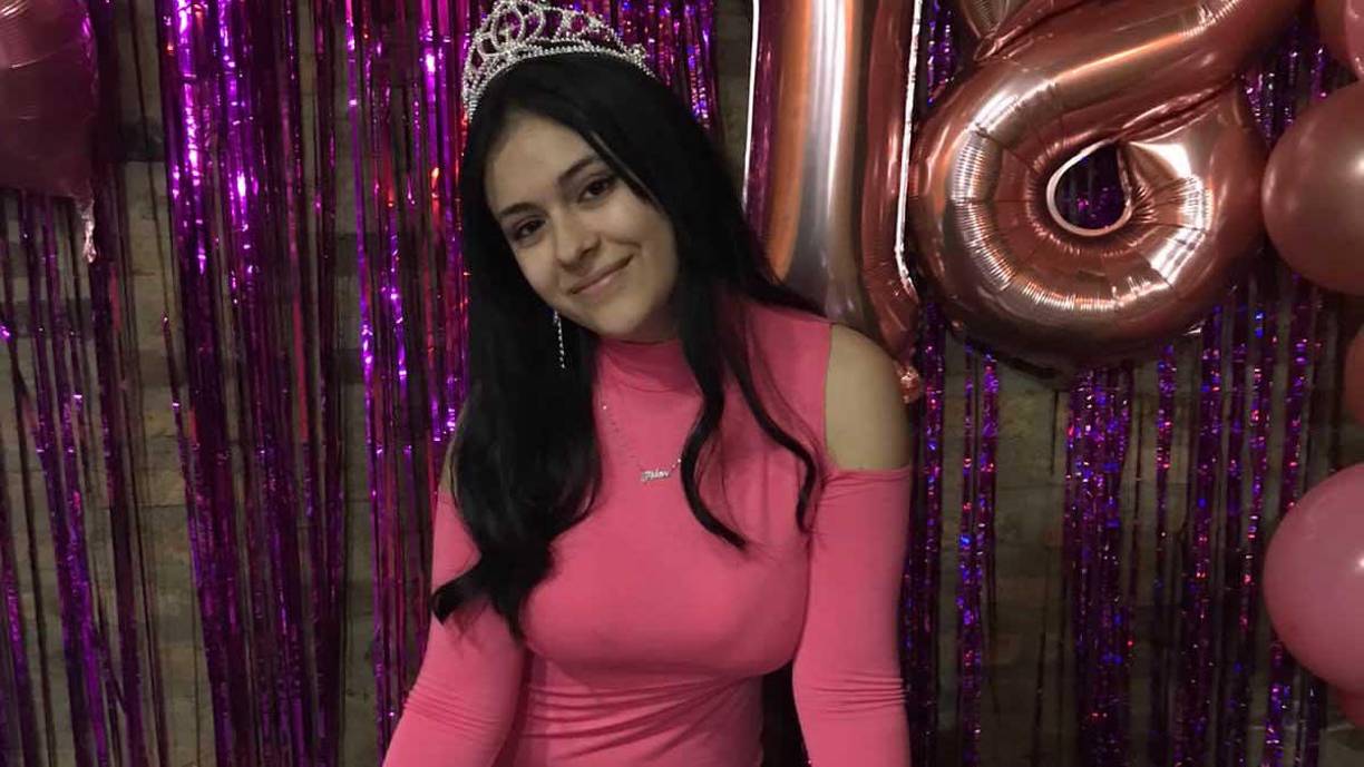 “Mis amigos no fueron, así que lo hice solo con las caras de mi familia”, dijo Pilar cuando leía las excusas de sus invitados.