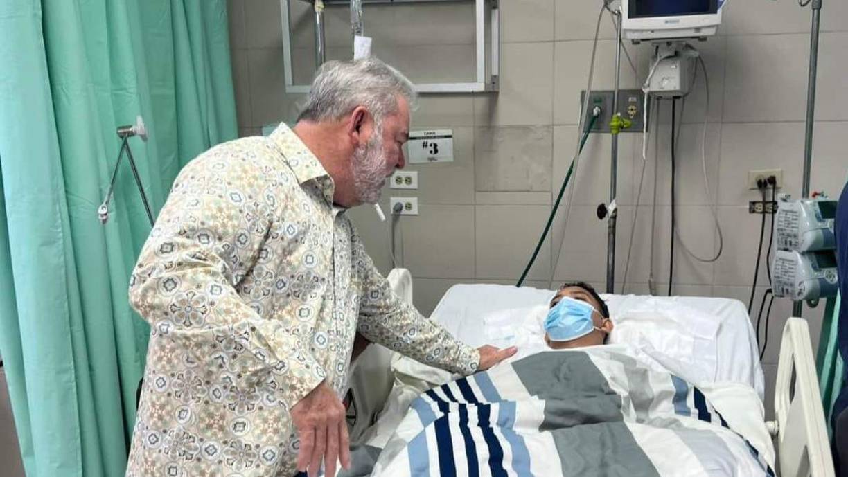 El alcalde de <b>San Pedro Sula</b>, <b>Roberto Contreras</b>, compartió un video en el que se le ve visitando a su asistente <b>Eduardo Colindres</b>, quien recientemente fue víctima de un atentado a manos de un sicario. 