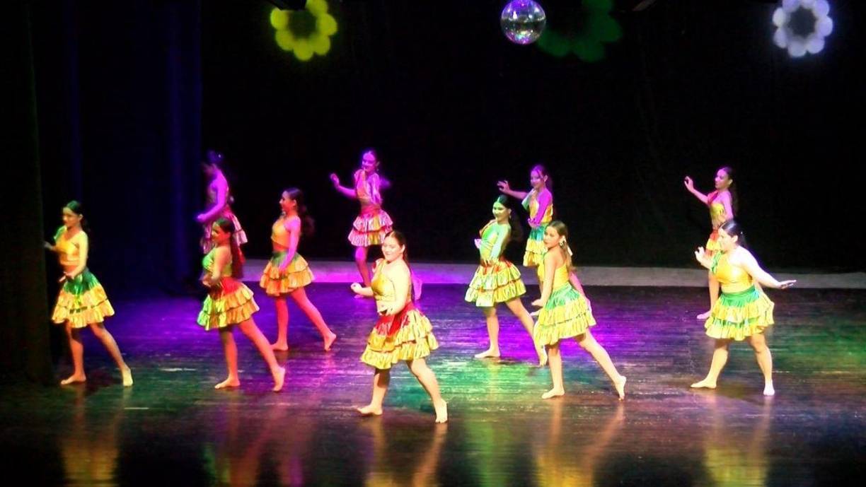 El evento incluyó impresionantes demostraciones de ballet, danza árabe, danza lírica, flamenco, gimnasia, acrodance y karate. Cada número reflejó la pasión y esfuerzo de las bailarinas y artistas marciales, quienes cautivaron al público con su gracia, técnica y energía.