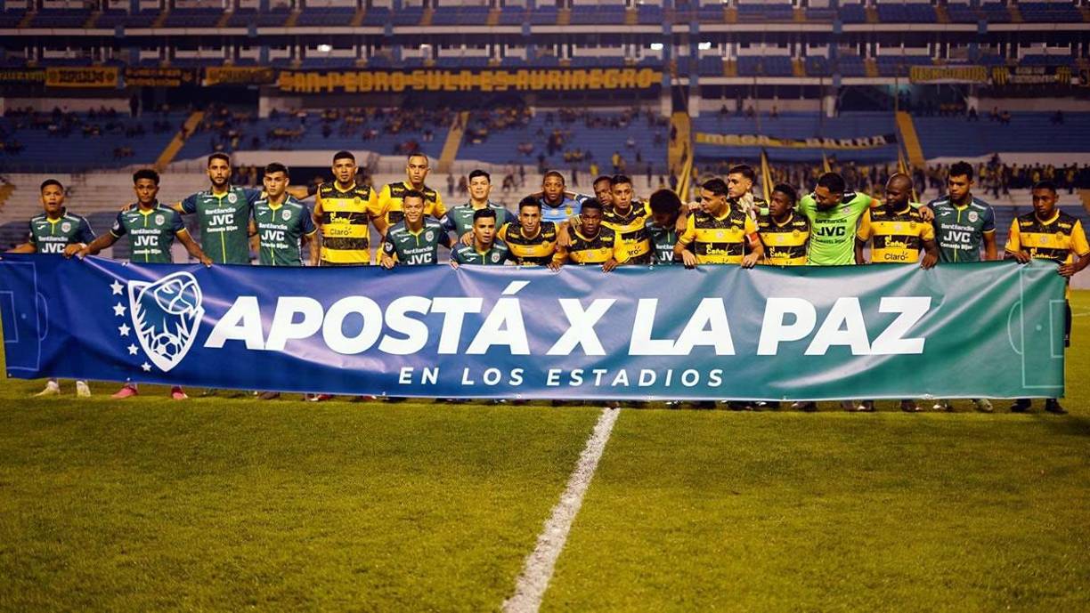 Los jugadores de Real España y Marathón posaron unidos con esta pancarta en favor de la paz en los estadios de Honduras.