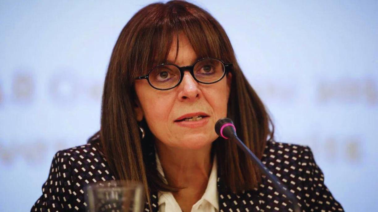<b>Katerina Sakellaropoulou es la primera presidenta de Grecia y asumió el 13 de marzo de 2020. Juró en su cargo para para un periodo de cinco años, en medio de una ceremonia con asistencia reducida a causa del brote de Covid-19.</b>