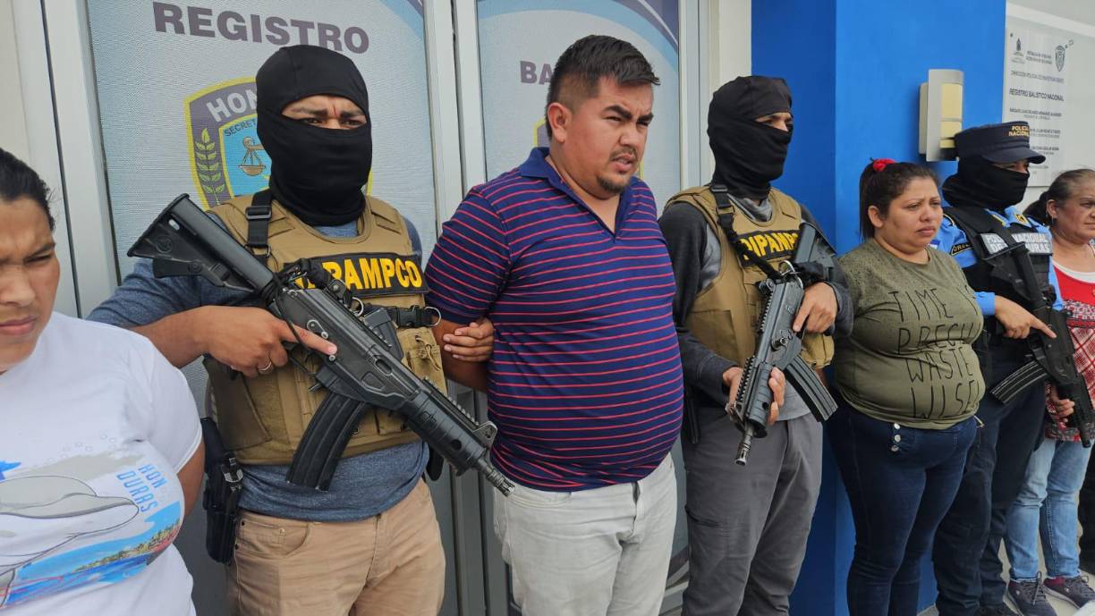El cabecilla alias “El Chungo” es el cabecilla de la estructura criminal La Mafia, quien tiene 8 años de pertenecer a la estructura criminal. Era el encargado de reclutar personas para que colaboren con el grupo criminal para recibir dinero producto del cobro de la extorsión que realizan a los negocios y transportistas.