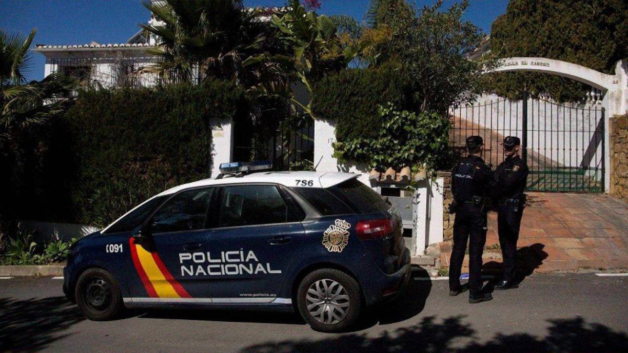  Policías averiguaron que las agresiones sexuales se habían llevado a cabo de forma continuada en diferentes años y localidades, con ocasión de viajes de grupos de amigos, entre los que se encontraba el arrestado.