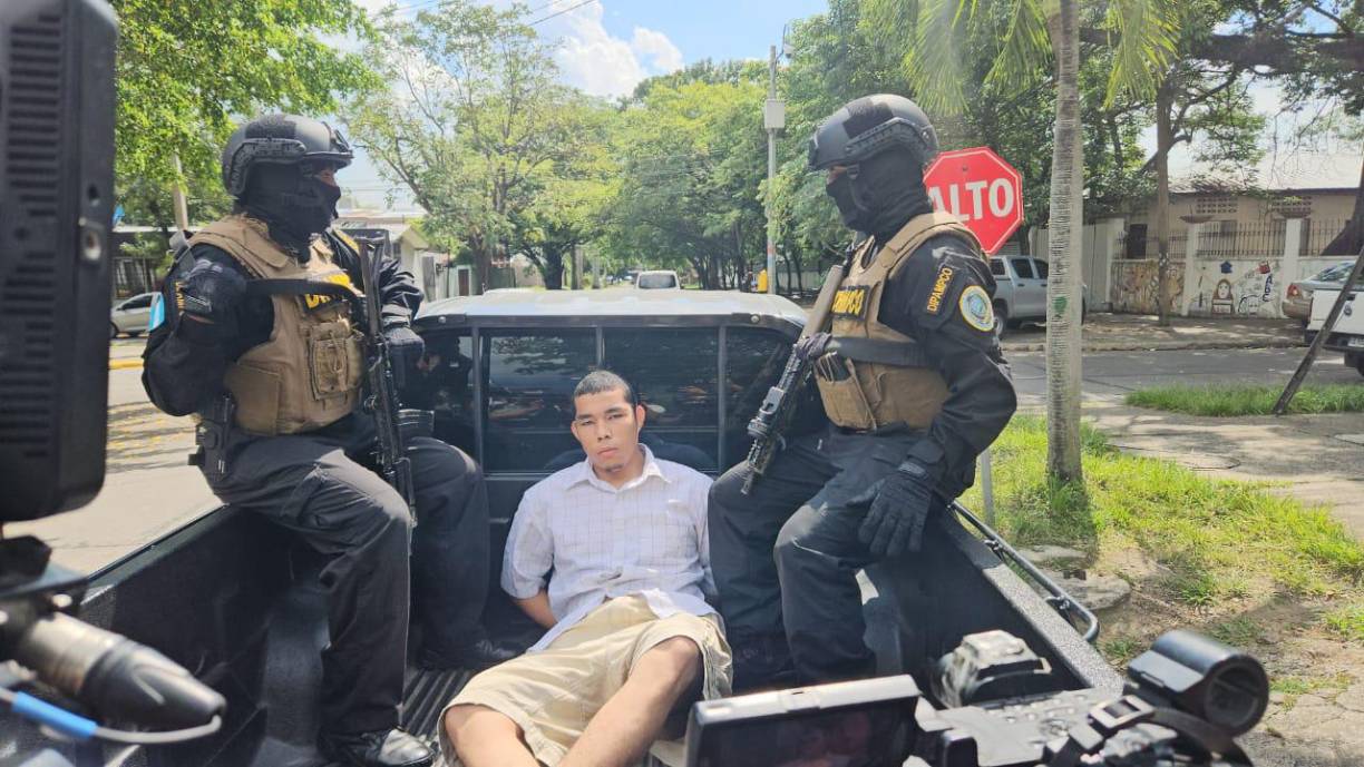 Cabe destacar que este individuo ya había sido detenido el 30 de noviembre de 2022 bajo cargos de extorsión, sicariato y secuestros exprés. Sin embargo, por ser menor de edad en ese momento, fue remitido a un centro de internamiento de menores, del cual salió hace apenas una semana.