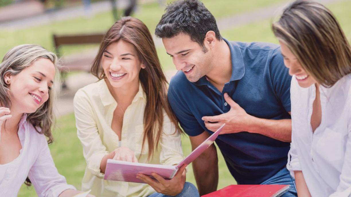 Además, las experiencias y expectativas culturales moldean la manera en que interpretamos nuestras emociones. Por ejemplo, la tristeza puede ser vista como una oportunidad para la reflexión y el crecimiento personal en algunas culturas, mientras que en otras puede ser percibida como una debilidad que debe ser superada rápidamente. La influencia cultural también se extiende a la forma en que buscamos ayuda para problemas emocionales, con algunas culturas favoreciendo el apoyo social y comunitario, mientras que otras pueden preferir enfoques más individualistas y médicos.