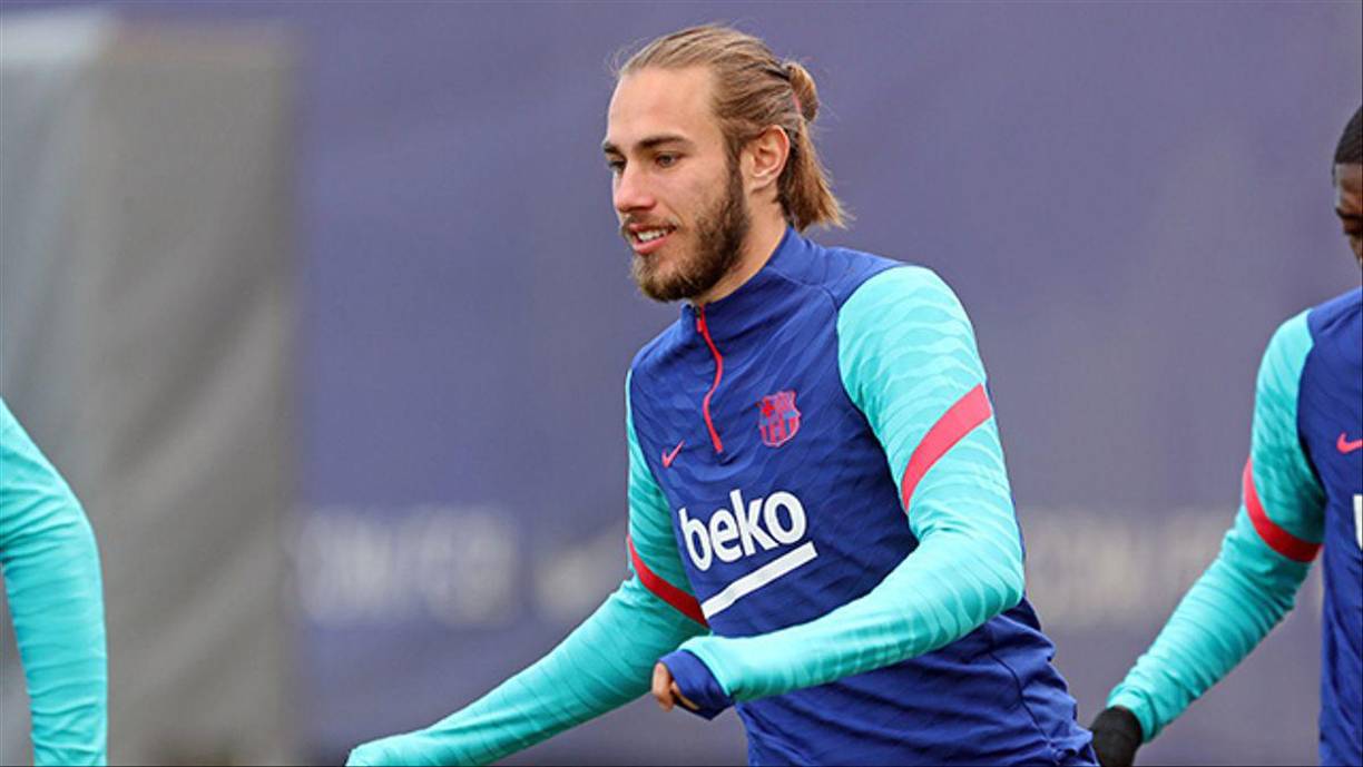Óscar Mingueza: El defensor es otro de los que aparece en la lista de jugadores que el FC Barcelona ha decidido vender de cara a esta nueva temporada.