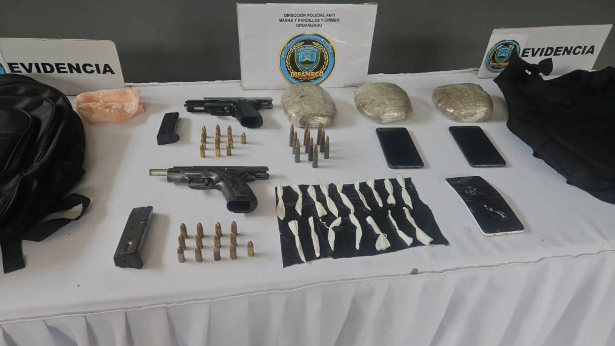 En el operativo se decomisaron varias armas de fuego, incluyendo sus respectivos cargadores y munición de uso prohibido. Además, se incautó un chaleco antibalas, dos paquetes que contenían supuesta marihuana, 16 bolsitas con supuesta cocaína, tres teléfonos celulares y una mochila.