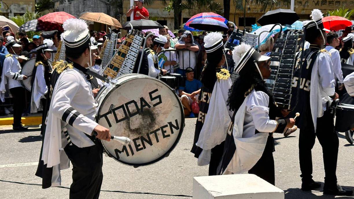 El chico del bombo del instituto Rey Jesús como que andaba despechado. “Todas mienten”, aseguraba su mensaje.