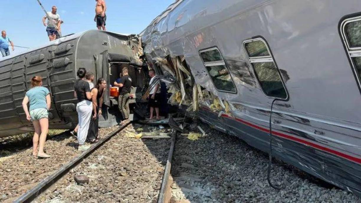 Un tren con más de 800 personas a bordo descarriló el lunes en la región rusa de Volgogrado tras colisionar con un camión, dejando dos personas muertas y a más de 100 personas heridas, dijeron las autoridades. 