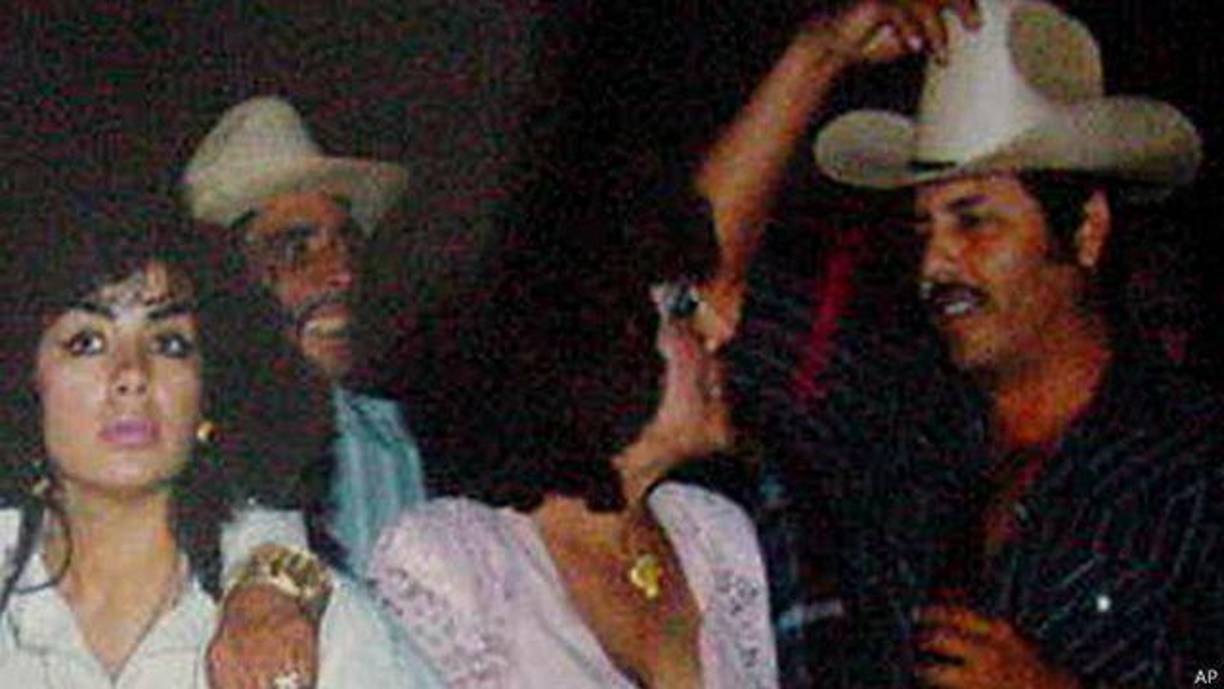 Este no es el primer encuentro de Peso Pluma con referencias al crimen organizado en su música. En el mismo álbum, el artista menciona a Nemesio Oseguera "El Mencho" en la melodía "Lady Gaga". 