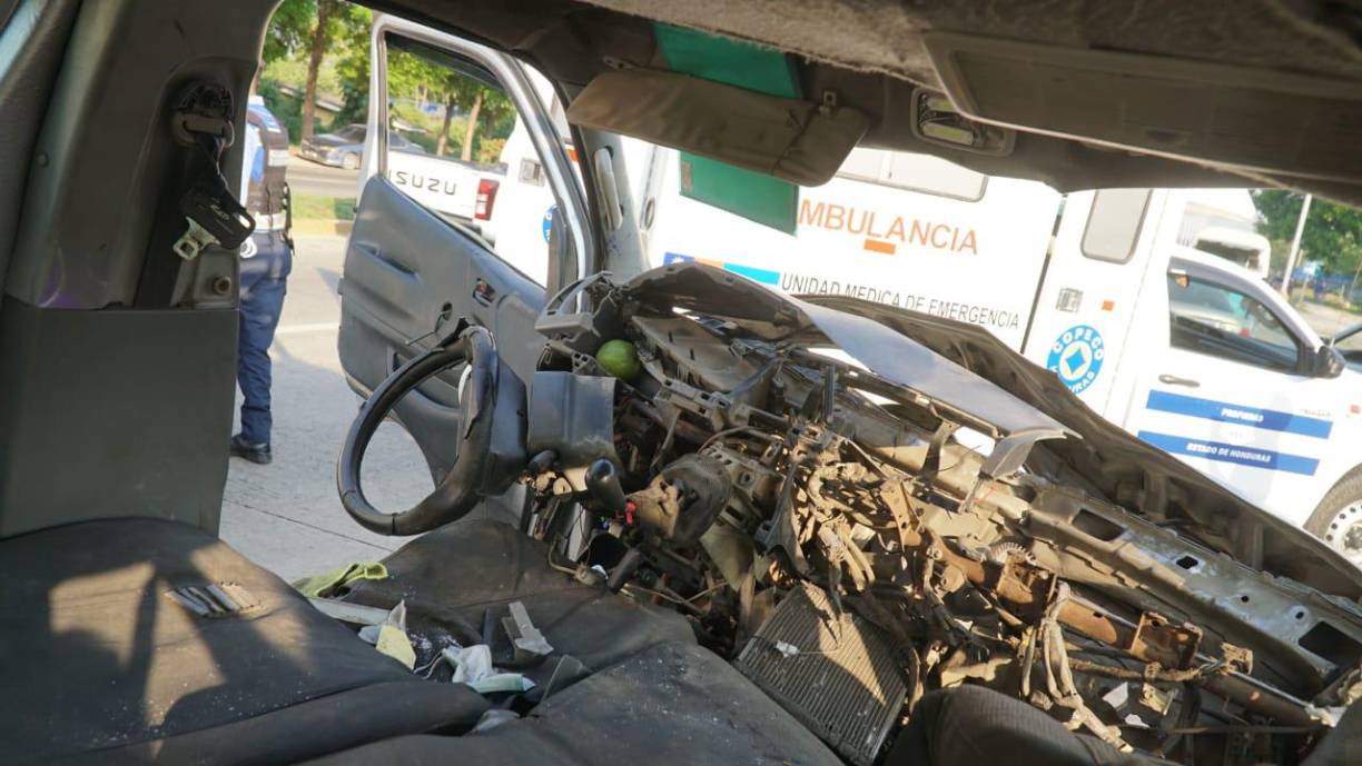 El conductor de este autobús quedó atrapado en medio del amasijo de hierro en la cabina. 