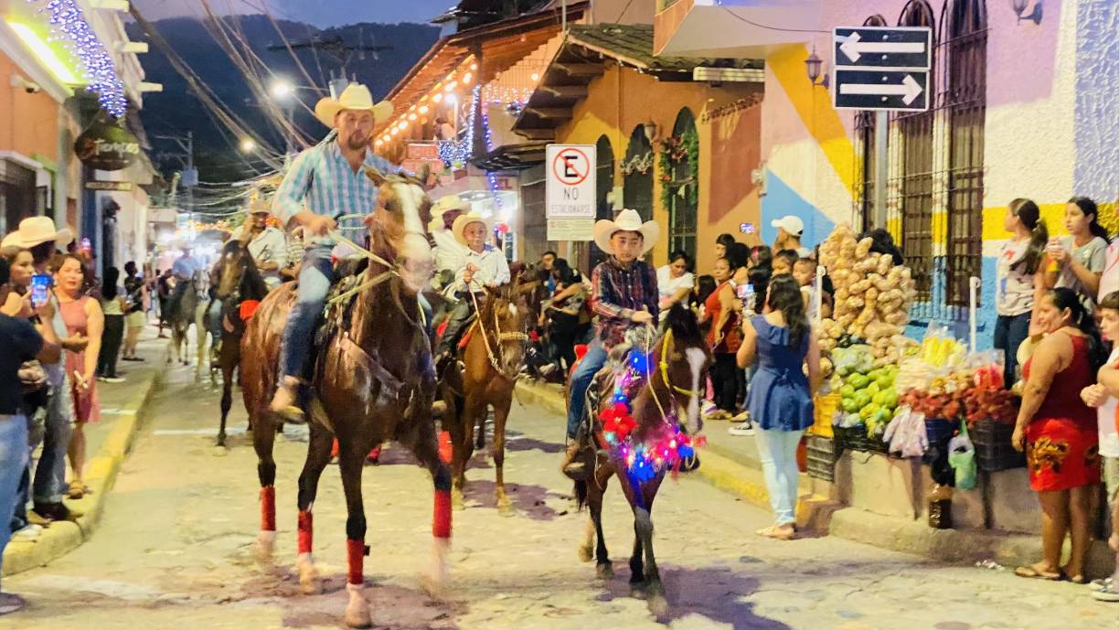 Uno de los momentos más disfrutados fue el desfile hípico, que reunió a jinetes de todas las edades, que con sus caballos purasangre animaron el recorrido por las principales calles de Copán Ruinas, la ciudad maya de Honduras.