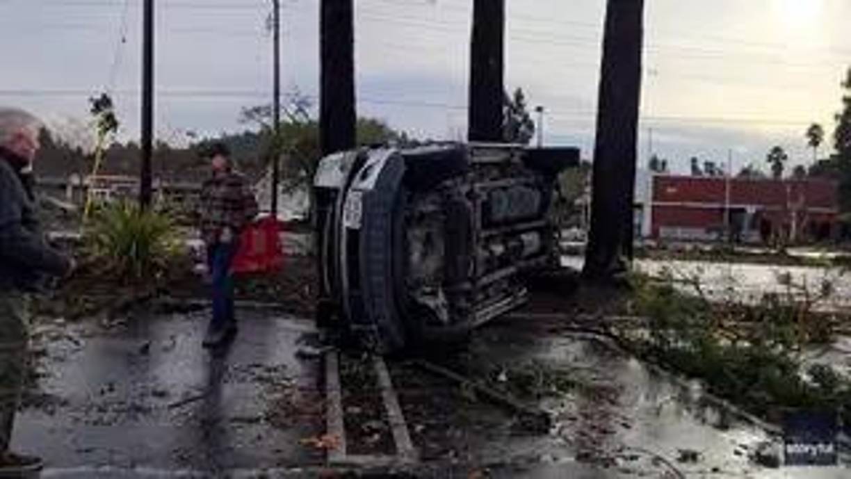 Im►0genes de los daños causados por el tornado.