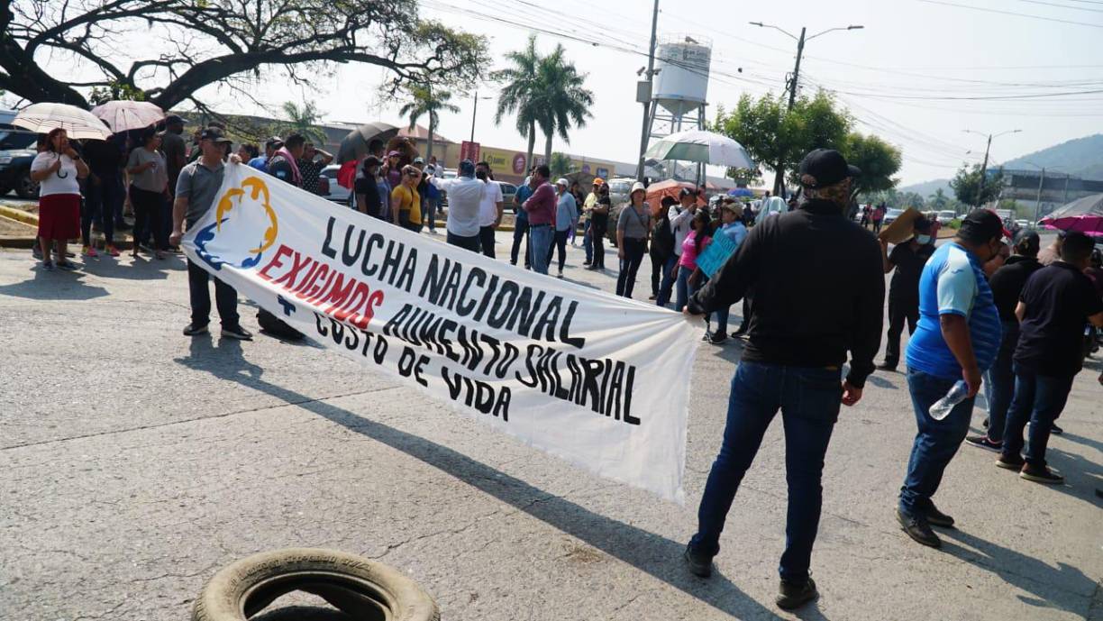 Empleados del Ministerio Público se tomaron un carril del bulevar del sur de San Pedro Sula.