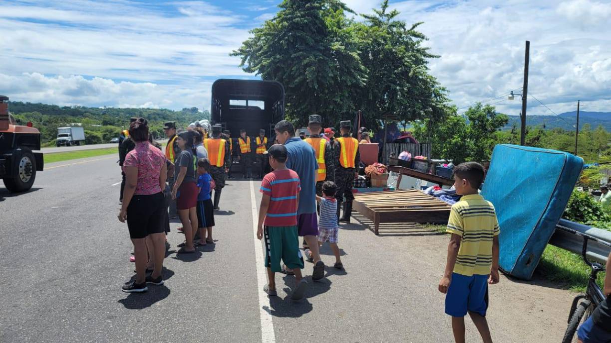 Finalmente salieron cargando lo que podían: camas, ropa y un poco de comida.