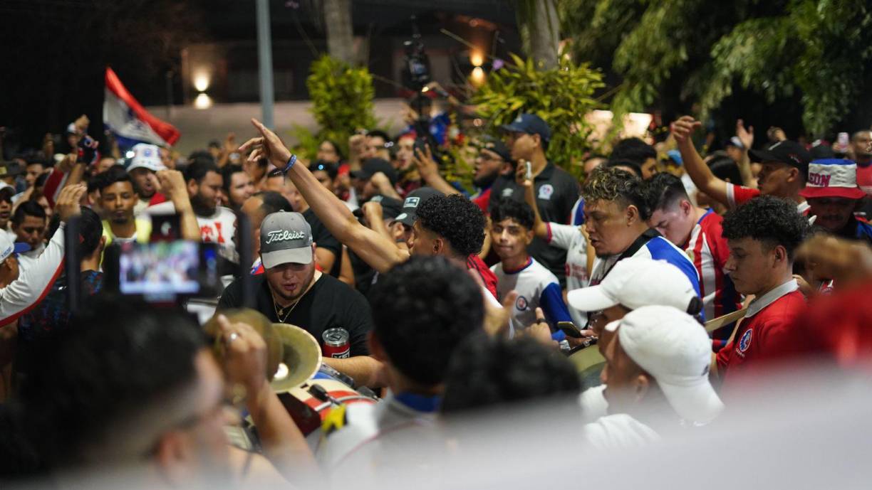 Aquí algunas de las imágenes que dejó el Banderazo de la Ultra Fiel previo al Marathón vs Olimpia en el Yankel. 