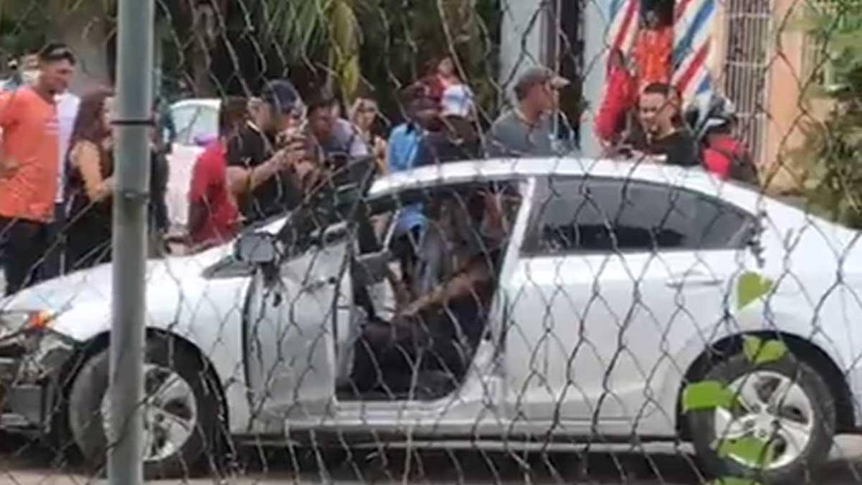 Las victimas se conducían en un vehículo turismo cuando fueron interceptados por hombres armados que les dispararon.