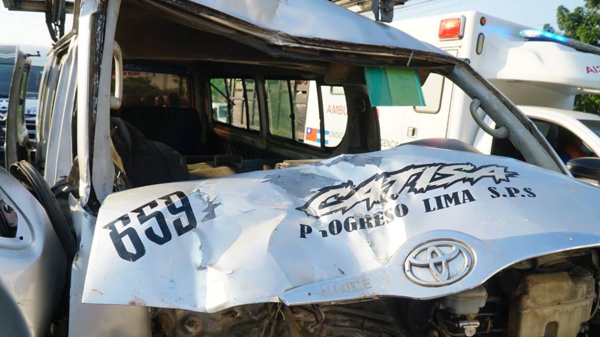 El bus rapidito, que cubre la ruta El Progreso-La Lima-San Pedro Sula, de la empresa Catisa, fue la unidad que sacó la peor parte. 