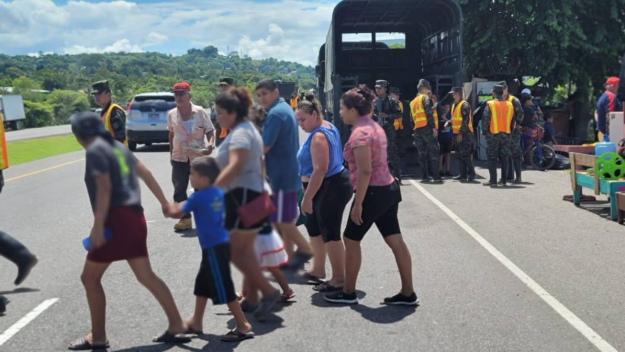 Pese a que eran asistidos por elementos de las Fuerzas Armadas, los pobladores no querían salir de sus viviendas.