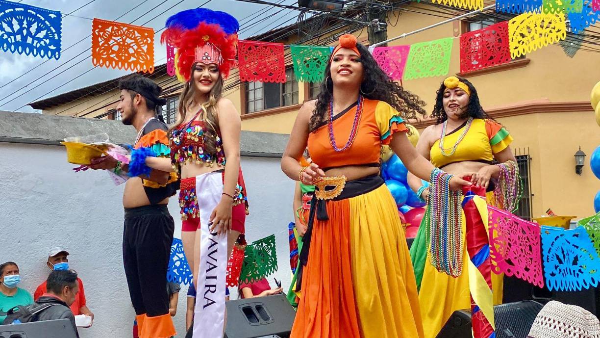 Esta mañana se realizó un desfile de carrozas en el que participaron las bellas candidatas a reinas de la feria 2022.