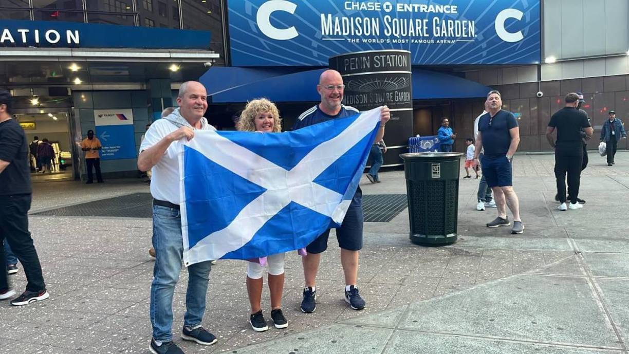 Tres escoceses que lllegaron al Madison Square Garden para apoyar a Josh Taylor.