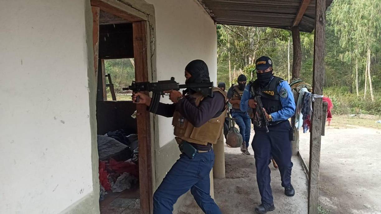 Agregó que una de las víctimas mortales, identificada solo como alias “el Soroguara”, era una de las personas más buscadas en Honduras por “un amplio historial delictivo” y era señalado por el asesinato de al menos ocho personas en el departamento de La Paz, centro del país, ocurrido hace seis meses.