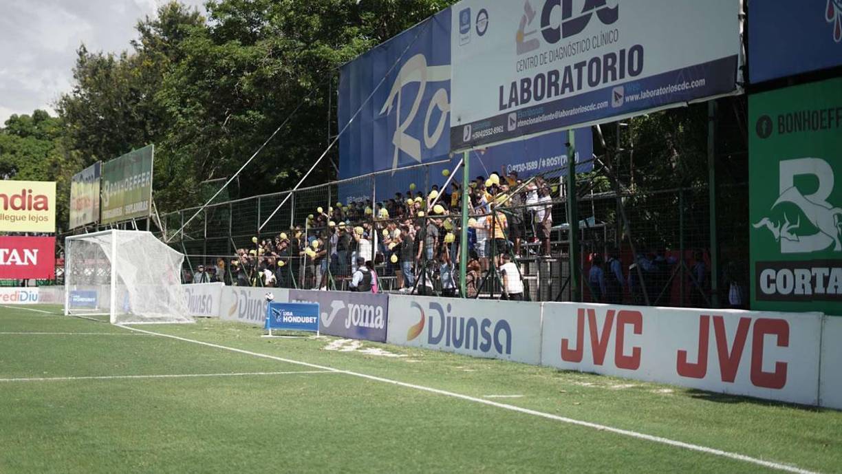 La hinchada del Real España volvió al Yankel en un acuerdo de paz de ambas aficiones. Bien por el fútbol hondureño.