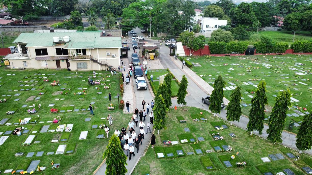 Este domingo trasladaron los restos del artista hondureño Moisés Canelo al cementerio Jardines del Recuerdo, en la ciudad de San Pedro Sula. 