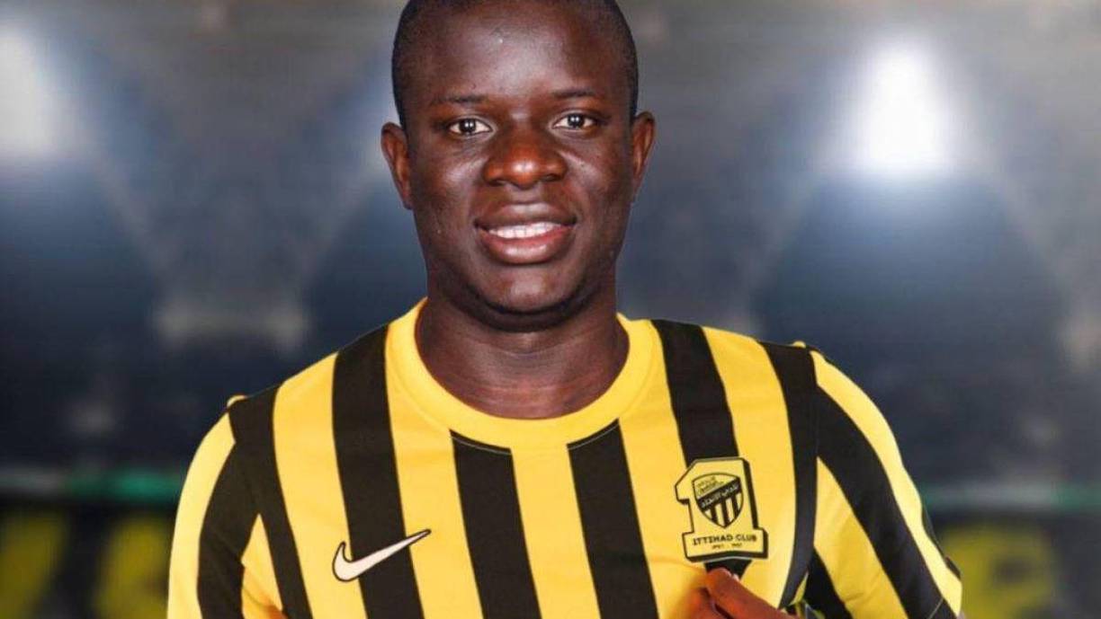  Según publicó Fabrizio Romano, N’Golo Kanté ya ha firmado su contrato con el Al Ittihad y acompañaría a Karim Benzema en Arabia Saudí.
